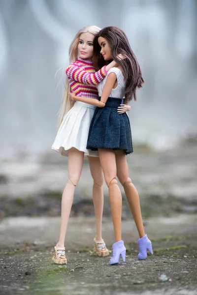 Mulhouse França Abril 2021 Retrato Duas Bonecas Barbie Usando Saia — Fotografia de Stock