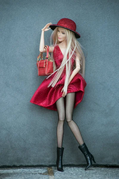 Mulhouse Francie Května 2021 Portrét Blonďaté Barbie Panenky Červených Šatech — Stock fotografie