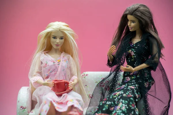 Mulhoouse Francia Mayo 2021 Retrato Dos Muñecas Barbie Sentadas Sofá —  Fotos de Stock