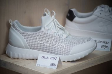 Mulhouse - Fransa - 2 Mayıs 2021 Calvin Klein 'ın bir moda mağazasındaki beyaz spor ayakkabılarının kapatılması