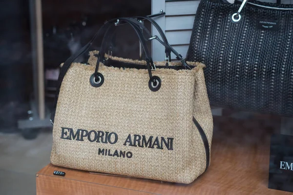 Мюлуз Франция Мая 2021 Года Показ Бежевой Сумочки Emporio Armani — стоковое фото