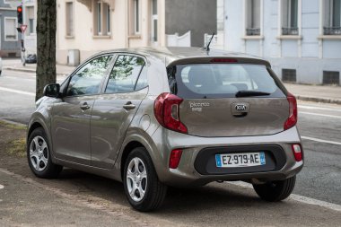 Mulhouse - Fransa - 4 Mayıs 2021 - Caddeye park edilmiş gri Kia Picanto 'nun arka görüntüsü