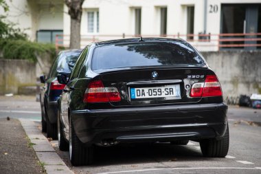 Mulhouse - Fransa - 4 Mayıs 2021 - Caddeye park edilmiş siyah BMW 330 'un arka görüntüsü