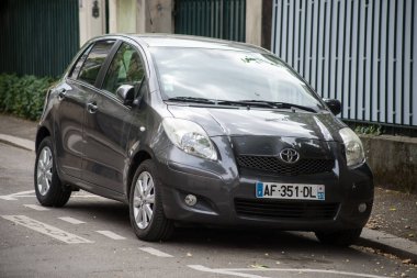 Mulhouse - Fransa - 4 Mayıs 2021 - Caddeye park etmiş gri Toyota Yaris 'in ön görüntüsü