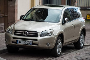 Colmar - Fransa - 5 Mayıs 2021 - Caddeye park edilmiş kahverengi Yoyota rav 4 'ün ön görüntüsü