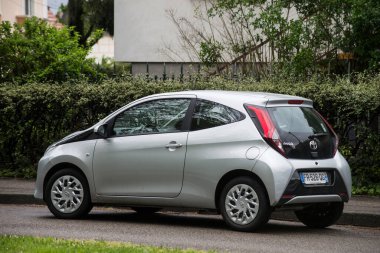 Mulhouse - Fransa - 7 Mayıs 2021 - Gri Toyota Aygo 'nun arka görüntüsü sokağa park edildi
