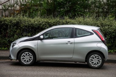 Mulhouse - Fransa - 7 Mayıs 2021 - Gri Toyota Yaris 'in caddeye park edilmiş görüntüsü