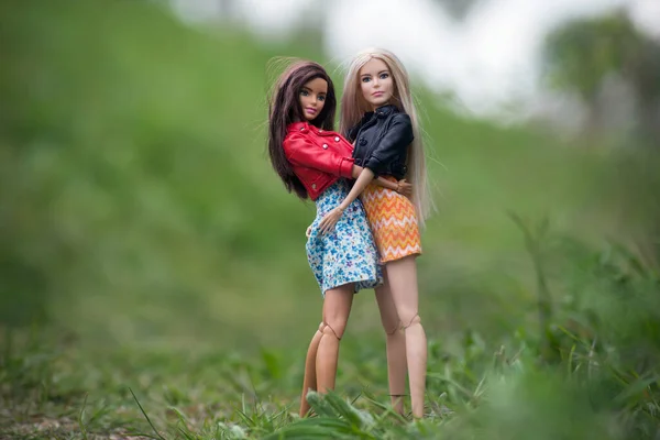Mulhouse Franciaország 2021 Április Két Barbie Baba Portréja Nyári Ruhában — Stock Fotó