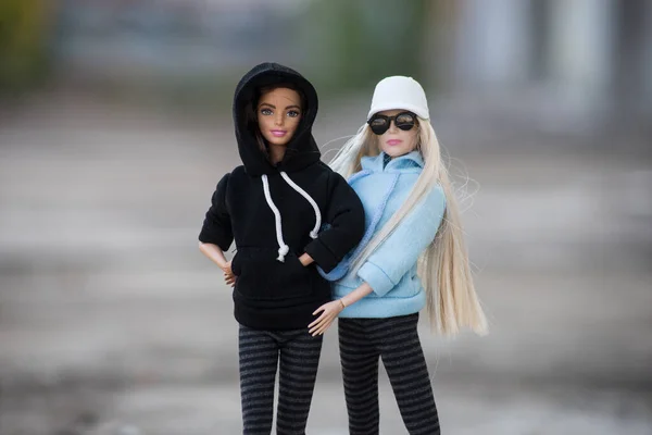 2021年4月27日 法国Mulhouse 两个穿着脱光的腿和汗衫的芭比娃娃站在街上的画像 — 图库照片