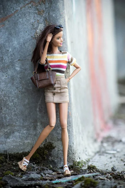 Mulhouse Francie Května 2021 Portrét Brunetky Barbie Panenky Hnědé Minisukni — Stock fotografie