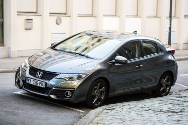 Mulhouse - Fransa - 9 Mayıs 2021 - Sokağa park etmiş yeni gri Honda Civic 'in ön görüntüsü