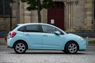 Mulhouse - Fransa - 10 Mayıs 2021 - Sokağa park edilmiş mavi Citroen C3 profili
