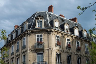 Şehir merkezinde klasik bina görüntüsü