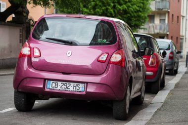 Mulhouse - Fransa - 11 Mayıs 2021 - Pembe Renault Twingo 'nun arka görüntüsü sokağa park edildi