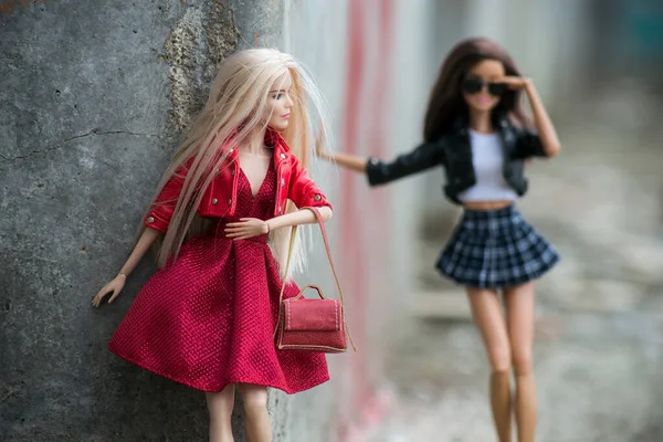 Mulhouse Francia Maggio 2021 Ritratto Due Bambole Barbie Che Indossano — Foto Stock