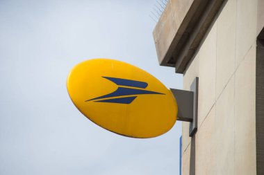 Mulhouse - Fransa - 16 Mayıs 2021 - Teşkilat cephesinde Fransız posta logosunun kapanışı 