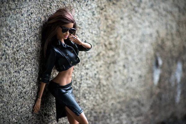 Mulhouse Francie Května 2021 Portrét Brunetky Barbie Panenky Kožené Sukni — Stock fotografie