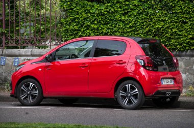 Mulhouse - Fransa - 18 Mayıs 2021 - Kırmızı Peugeot 108 'in sokak manzarası