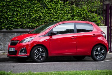 Mulhouse - Fransa - 19 Mayıs 2021 - Kırmızı Peugeot 108 'in sokak manzarası