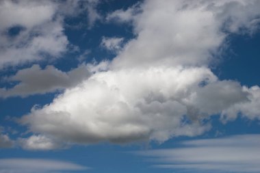 Güzel bulutlu gökyüzü arkaplanının yakın çekimi 