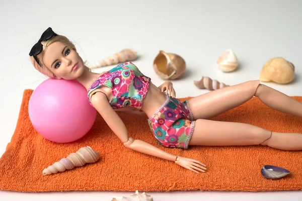 Mulhouse Frankrike Maj 2021 Porträtt Blond Barbie Docka Bär Färgglad — Stockfoto