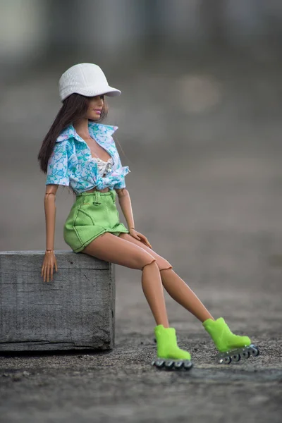Mulhouse Franciaország Május 2021 Portré Barna Barbie Baba Visel Zöld — Stock Fotó