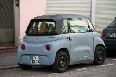Mulhouse - Fransa - 29 Mayıs 2021 - Gri Citroen 'in arka manzarası Sokağa park edilmiş elektrikli araba