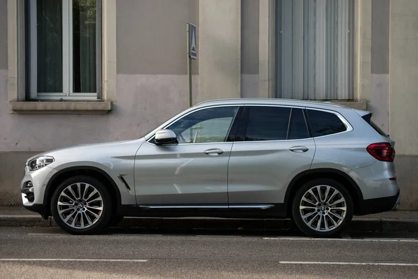 Mulhouse - Fransa - 29 Mayıs 2021 - Gri BMW X3 SUV aracının sokağa park edilmesinin profili