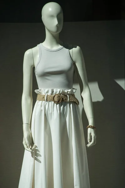 在时装店的陈列室里 白色夏装裙和灰色上衣配上女装 — 图库照片