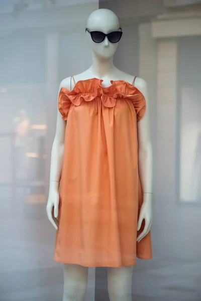 ファッションストアのショールームでマネキンのオレンジ色の夏のドレスの閉鎖 — ストック写真