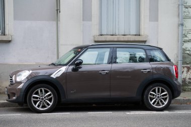 Mulhouse - Fransa - 29 Mayıs 2021 - Kaşlı Mini Cooper vatandaşı profili 