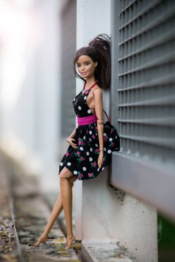 Mulhouse - Fransa - 2 Haziran 2021 Esmer Barbie bebek siyah bir yaz elbisesi giymiş sokakta poz veriyor.