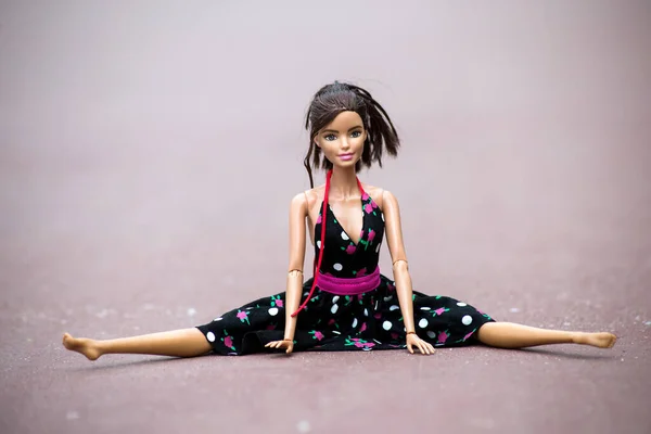 Mulhouse Francie Června 2021 Portrét Brunetky Barbie Panenky Černých Letních — Stock fotografie