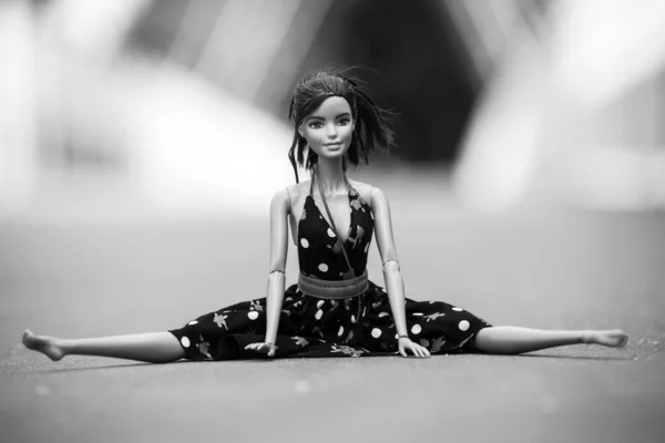 Mulhouse Francie Června 2021 Portrét Brunetky Barbie Panenky Černých Letních — Stock fotografie