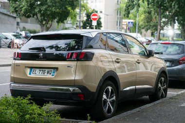 Mulhouse - Fransa - 4 Haziran 2021 - Bej rengi Peugeot 2008 SUV arabasının arka görüntüsü sokağa park edilmiş