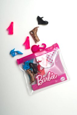 Mulhouse - Fransa - 5 Temmuz 2021 - Beyaz arka planda Barbie bebekler için plastik aksesuarlar