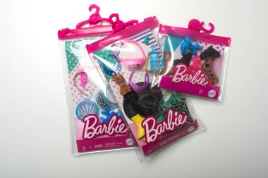 Mulhouse - Fransa - 5 Temmuz 2021 - Beyaz arka planda Barbie bebekler için plastik aksesuarlar
