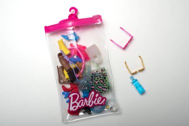 Mulhouse - Fransa - 5 Temmuz 2021 - Beyaz arka planda Barbie bebekler için plastik aksesuarlar