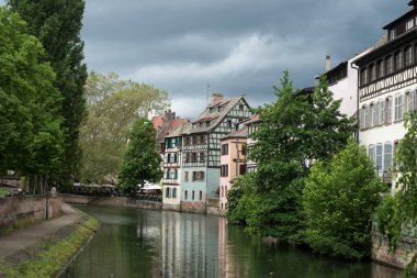 Strasbourg 'daki küçük Fransız mahallesinin manzarası - Fransa