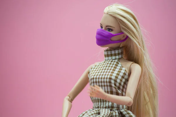 Mulhouse Francia Juin 2021 Ritratto Bambola Barbie Bionda Con Maschera — Foto Stock