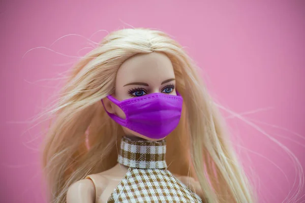 Mulhouse Francia Juin 2021 Ritratto Bambola Barbie Bionda Con Maschera — Foto Stock