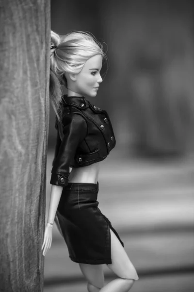 2021年6月8日 穿着黑色皮裙和黑色皮夹克站在户外的金发芭比娃娃肖像 — 图库照片