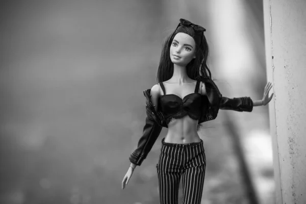 Mulhouse Francie Června 2021 Portrét Brunetky Barbie Panenky Černobílých Svlečených — Stock fotografie