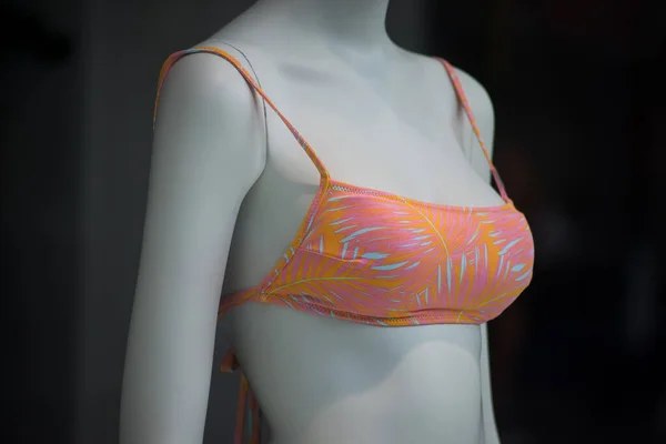 Szekrény Narancs Melltartó Bikini Próbababa Egy Divatáruház Bemutatótermében — Stock Fotó