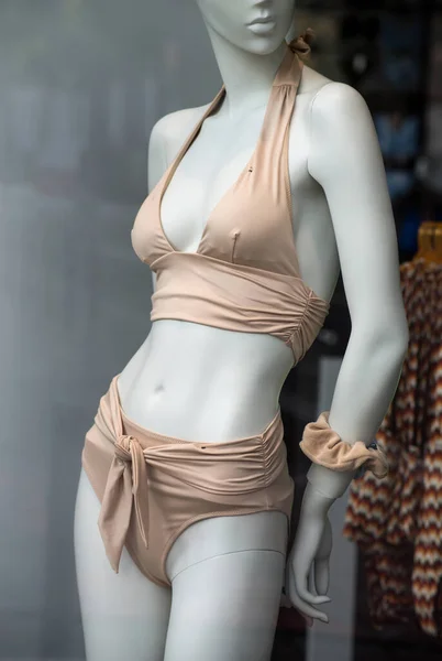 Primer Plano Bikini Beige Maniquí Una Tienda Moda Sala Exposición — Foto de Stock