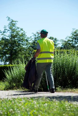 Mulhouse - Fransa - 13 Haziran 2021 - Kamu bahçesini temizleyen adamın portresi
