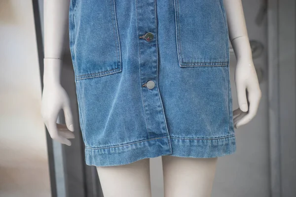 Close Van Blauwe Jeans Jurk Etalagepop Een Modewinkel Showroom — Stockfoto