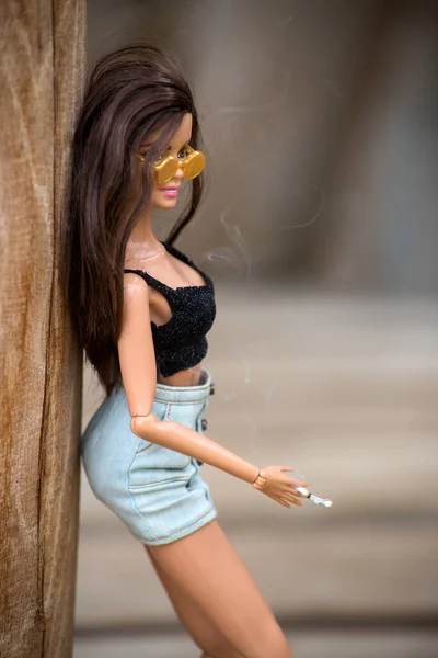 Mulhouse フランス June 2021 Portrait Ofブルネットのバービー人形はミニブルーのジーンズスカートとセクシーなグレーの上にタバコを手にストリート — ストック写真
