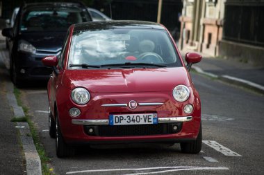 Mulhouse - Fransa - 22 Haziran 2021 - Sokağa park edilmiş kırmızı Fiat 500 ön görüntüsü