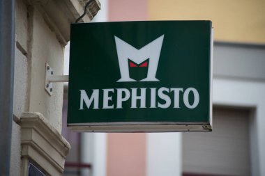 Mulhiuse - Fransa - 23 Haziran 2021 - MEPHISTO logosunun kapanışı caddenin önündeki levhada